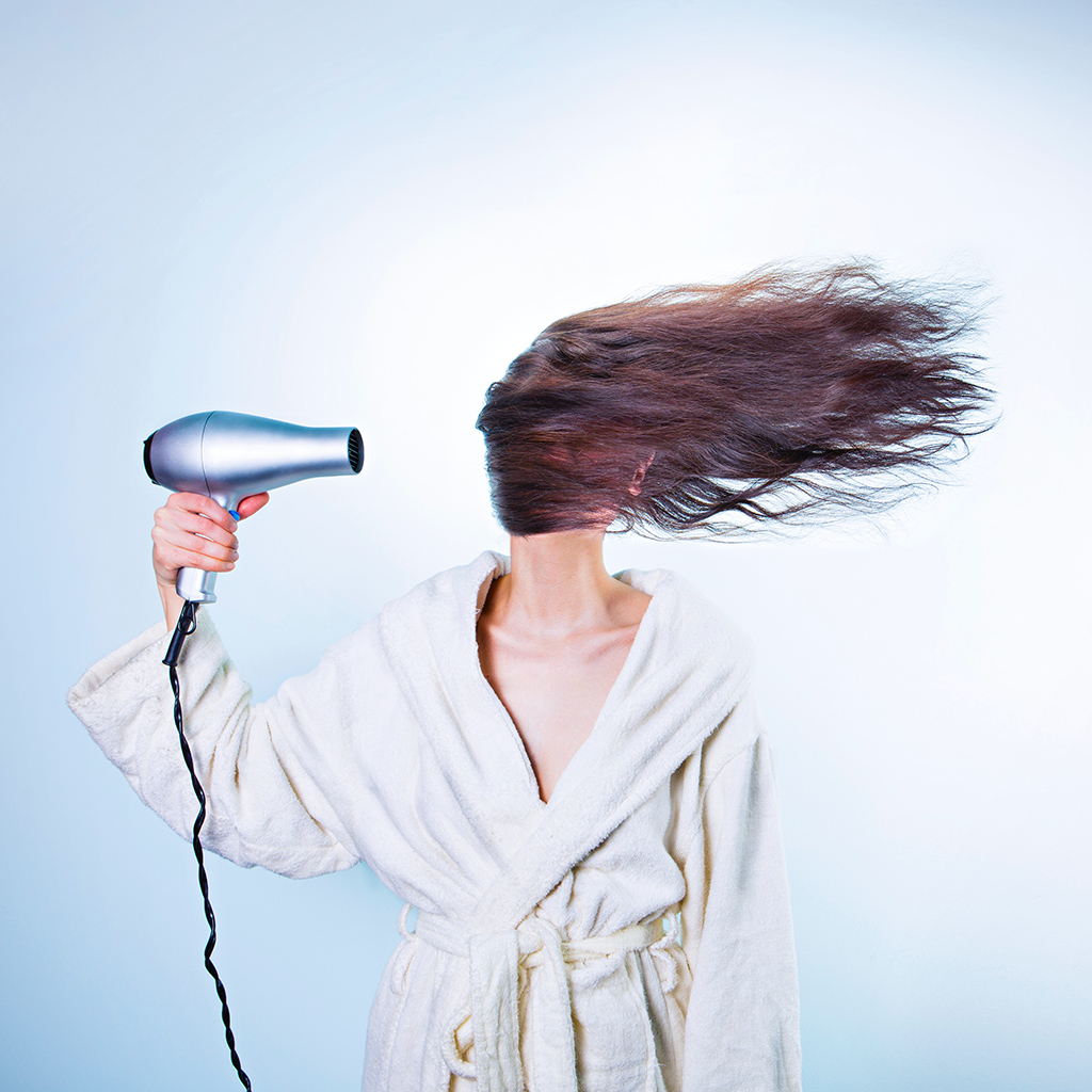 Queda de cabelo feminino: 5 causas e o que fazer