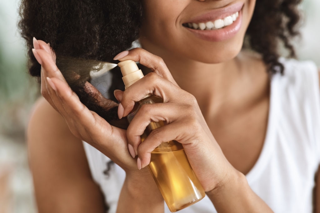 Queda de cabelo feminino: 5 causas e o que fazer